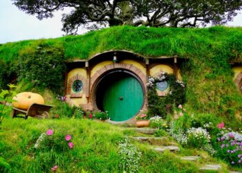 Shutterstock.com/ Lodapon Wantaarawaiva