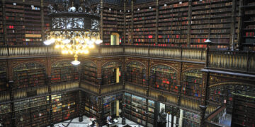 Shutterstock.com/ T photography