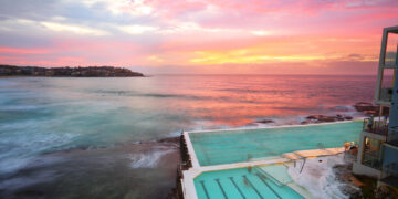 Shutterstock.com/ Leah-Anne Thompson